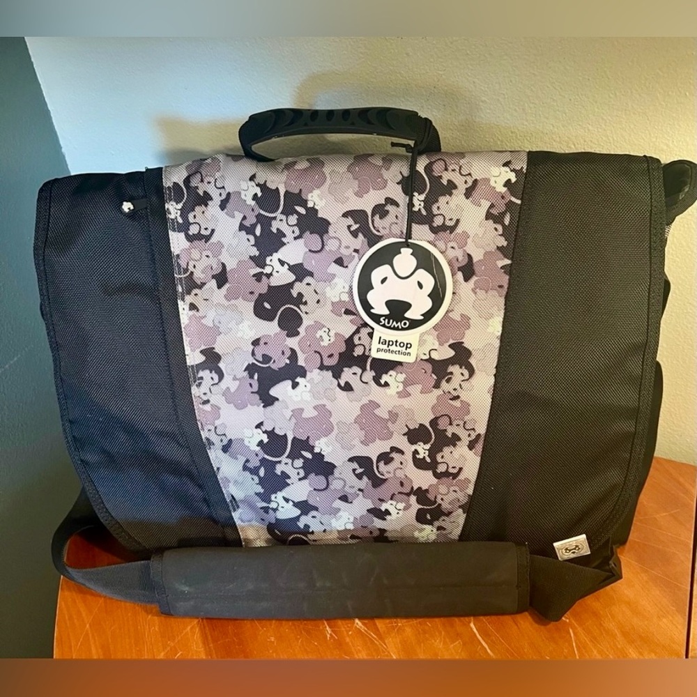 Mobile Edge SUMO 16 inch Laptop Messenger Bag (New with Tag)